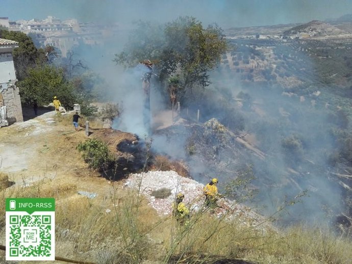 Bomberos trabajan en las labores de extinción del incendio forestal del paraje Peñas Blancas.