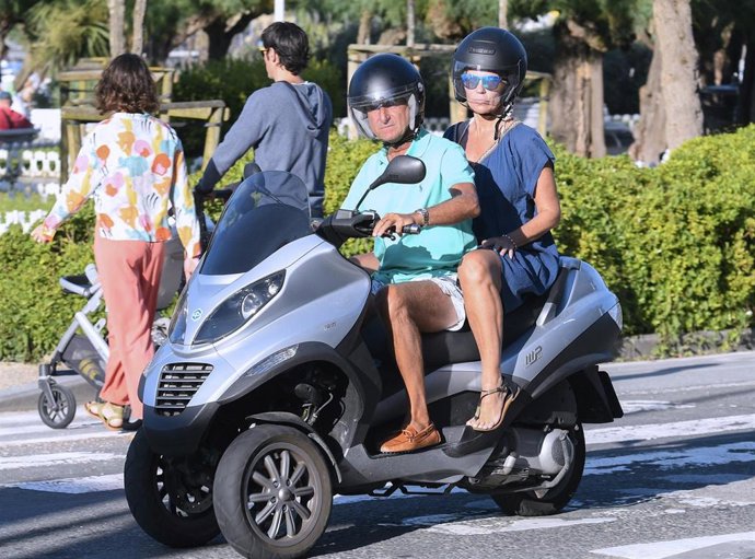 Patricia Rato y Javier Moro disfrutan de un día en la playa