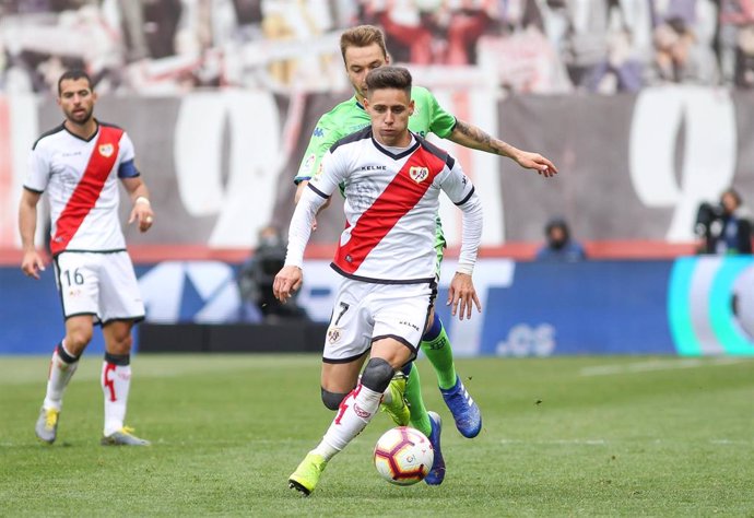 Alex Moreno conduce la pelota ante Loren en el Rayo Vallecano-Betis de LaLiga Santander 2018-2019