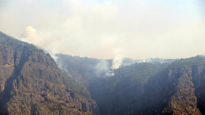 Parte de la zona afectada por el incendio de la isla de Gran Canaria, de la que continúa saliendo humo.