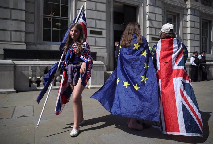 Jóvenes con banderas de Reino Unido y la Unión Europea