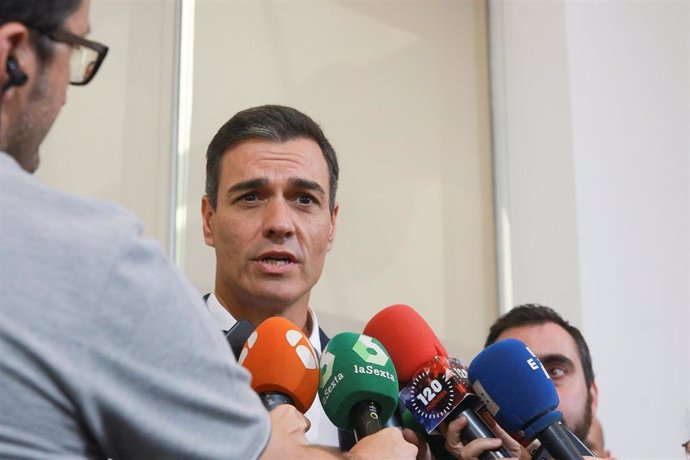 El secretario general del Partido Socialista y presidente del Gobierno en funciones, Pedro Sánchez, ofrece declaraciones a los medios de comunicación antes de su reunión con representantes de diversos sectores culturales en la Sede de la Sociedad de Art