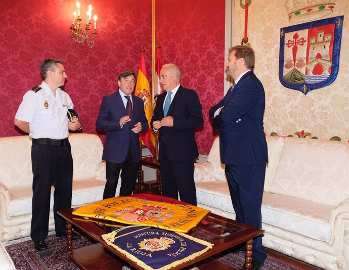 Entrega de Ceniceros de la bandera de España a la Policía