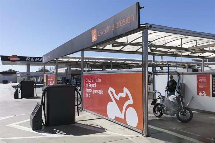 Espacio Moto Stop en una gasolinera de Repsol