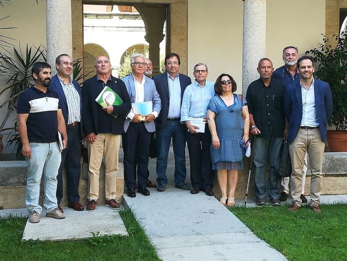 Vara en una reunión con representantes de Cermi Extremadura