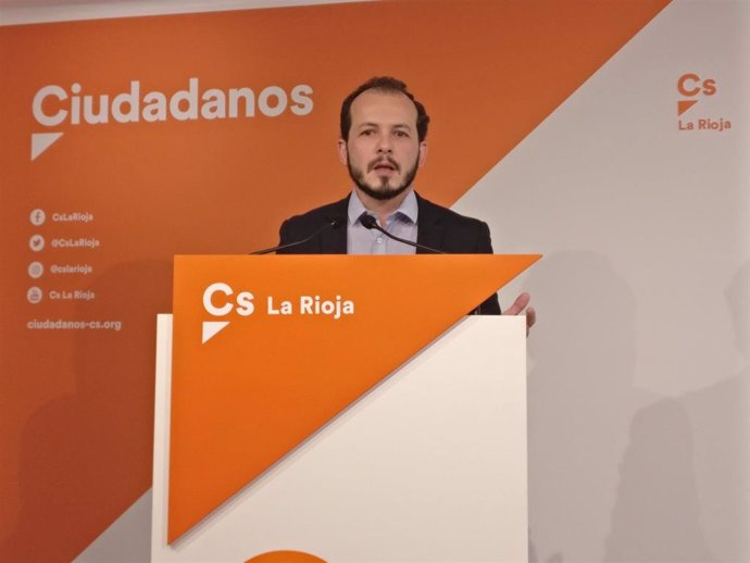 El portavoz del Grupo Parlamentario de Ciudadanos, Pablo Baena, en comparecencia de prensa en la que ha analizado el acuerdo de gobierno de izquierdas