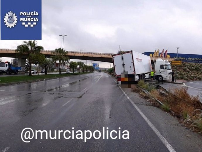 Salida de la vía de un trailer en la ciudad de Murcia a consecuencia de la lluvia