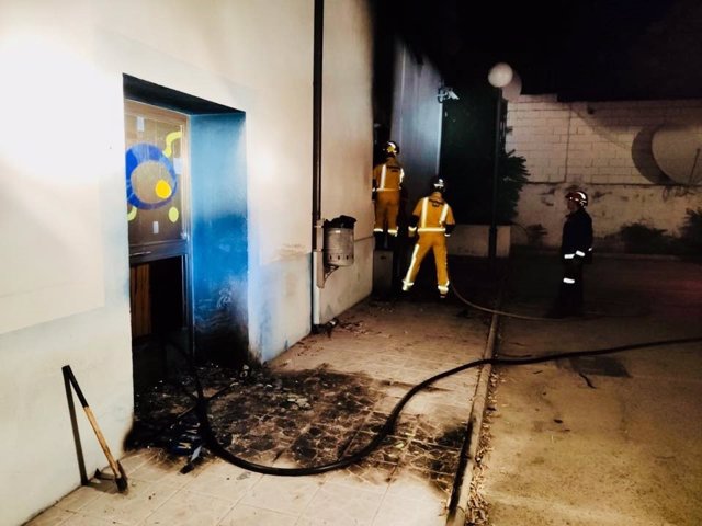 Bomberos trabajan en la extinción del incendio declarado en las instalaciones de Onda Jaén.