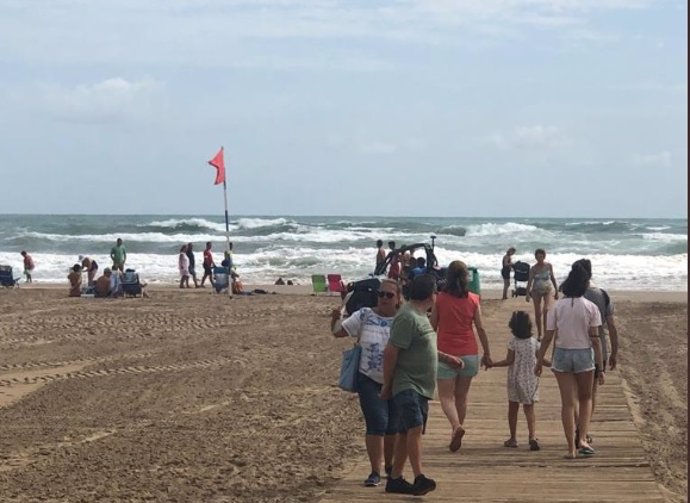 La bandera roja ondea en una playa de Gandia (Valencia)