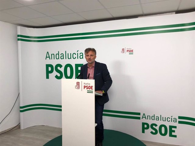 El portavoz del PSOE en el Parlamento de Andalucía, José Fiscal, este miércoles en rueda de prensa.