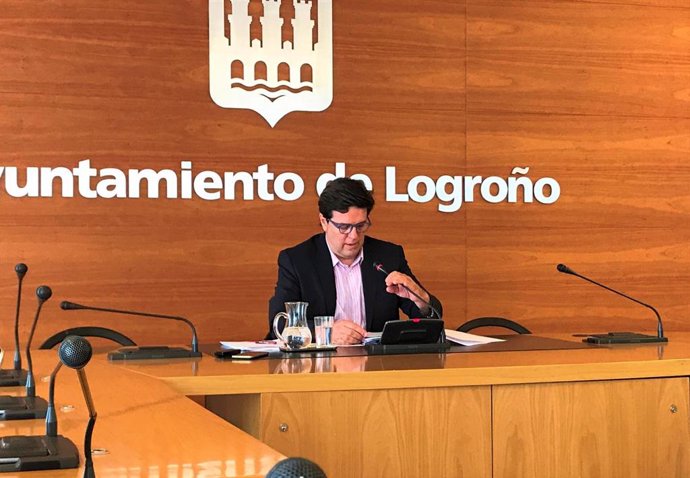 El portavoz del Ayuntamiento de Logroño, Kilian Cruz-Dunne, durante la rueda de prensa esta mañana
