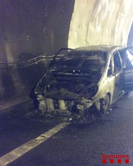 Cotxe calzinado en el túnel de la C-25 en Sant Hilari de Sacalm (Girona)