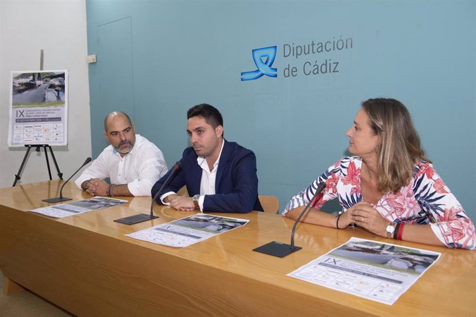 Antonio González Mellado junto a la alcaldesa de Ubrique y el concejal en la presentación de los actos