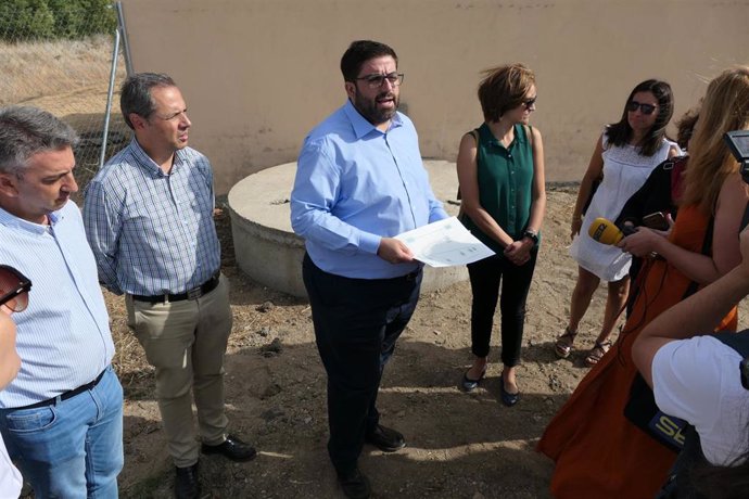 El alcalde de Ávila, Jesús Manuel Sánchez Cabrera, explica las obras de captación de agua.