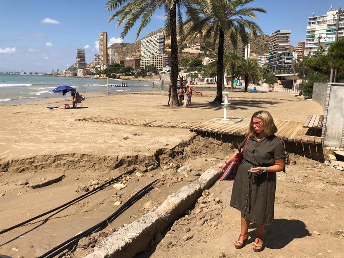 Visita playas vicealcaldesa y edil de Turismo de Alicante, Mari Carmen Sánchez