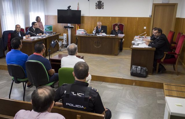 Juicio contra los acusados tras el apuñalamiento al jefe de la Policía Local de Punta Umbría (Huelva).