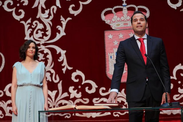 El portavoz de Ciudadanos en la Asamblea de Madrid, Ignacio Aguado, jura el cargo como vicepresidente, portavoz y consejero de Transparencia y Deportes de la Comunidad de Madrid