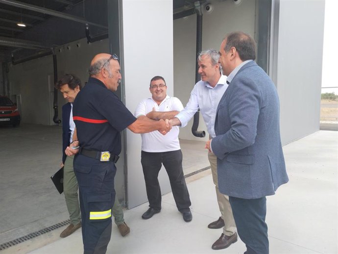 El alcalde de Zaragoza, Jorge Azcón, junto al concejal delegado de Bomberos, Alfonso Mendoza, durante la visita al nuevo Parque de Bomberos de Casetas este martes, 30 de agosto.