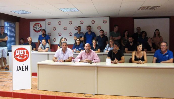 Manuel Salazar, 2i en la primera fila, junto a trabajadores de Onda Jaén.