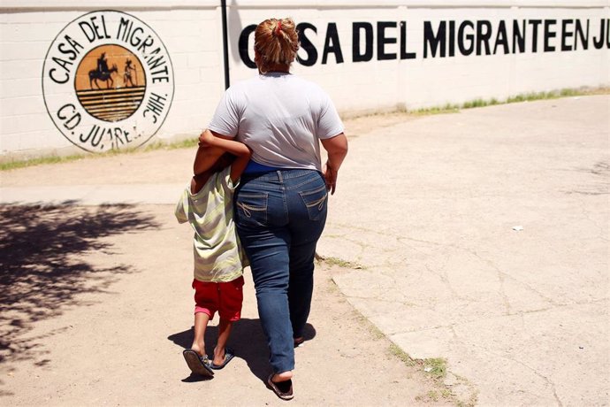 Denia Carranza y su hijo esperando para ser repatriados a Honduras