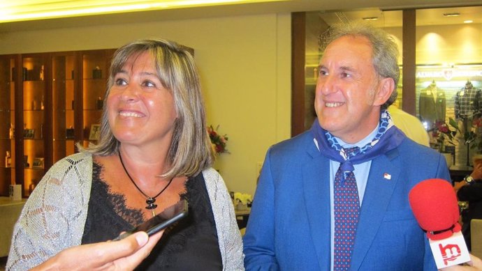 La alcaldesa de Hospitalet, Nuria Marín, y el concejal bilbaíno Alfonso Gil en la Aste Nagusia de Bilbao