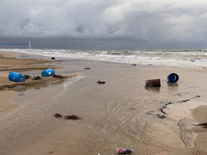 Daños causados por el temporal en las playas de Elche (Alicante)