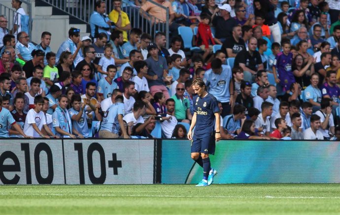 Modric abandona el campo tras ser expulsado en Balaídos