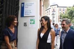La vicealcaldesa de Madrid, Begoña Villacís, y el delegado Área Familias, Igualdad y Bienestar Social, Pepe Aniorte, visitan el Centro de Apoyo Familiar.