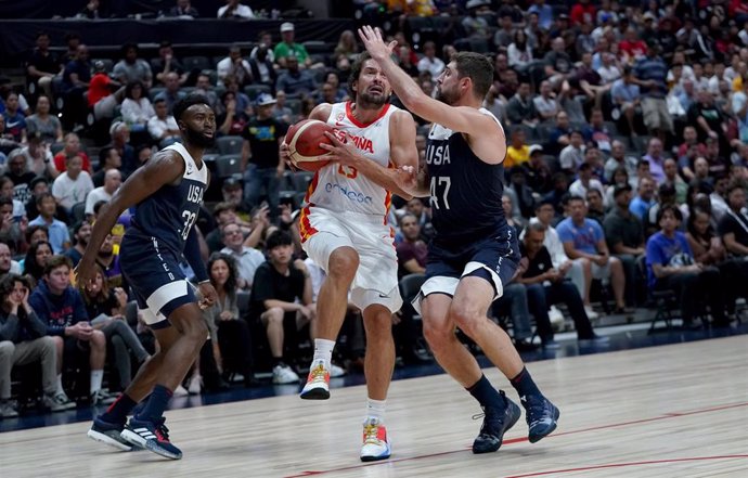 Sergio Llull intenta penetrar en el amistoso de la selección española de baloncesto ante los Estados Unidos