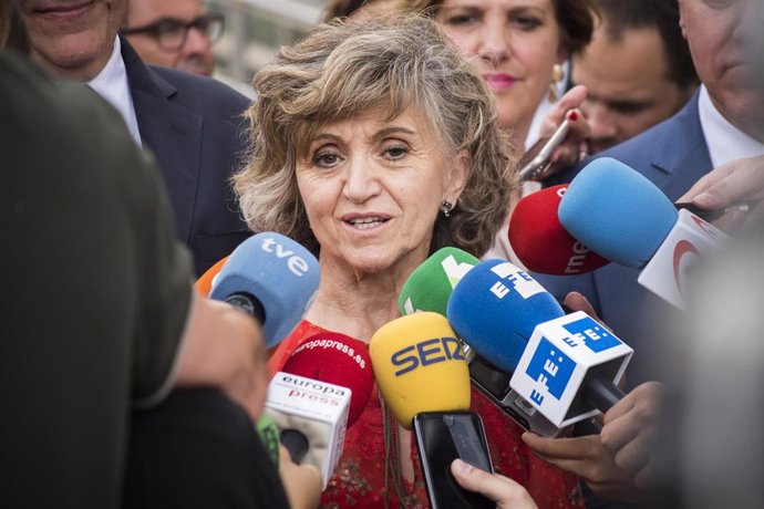 La ministra de Sanidad, Consumo y Bienestar Social en funciones, María Luisa Carcedo, atiende a los medios de comunicación durante su visita al Espacio Sanitario Campanar Ernest Lluch, en Valencia.