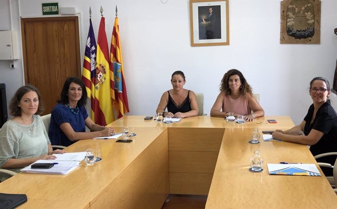 La consellera Pilar Costa con la presidenta y las conselleras del Consell Insular de Formentera.