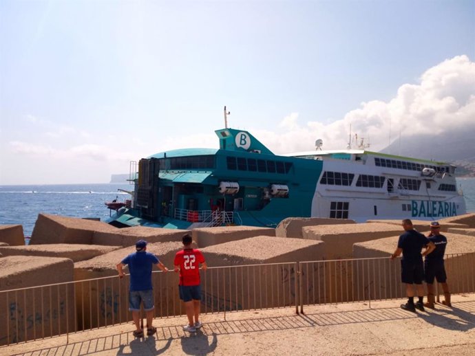 Buque encallado en Dénia