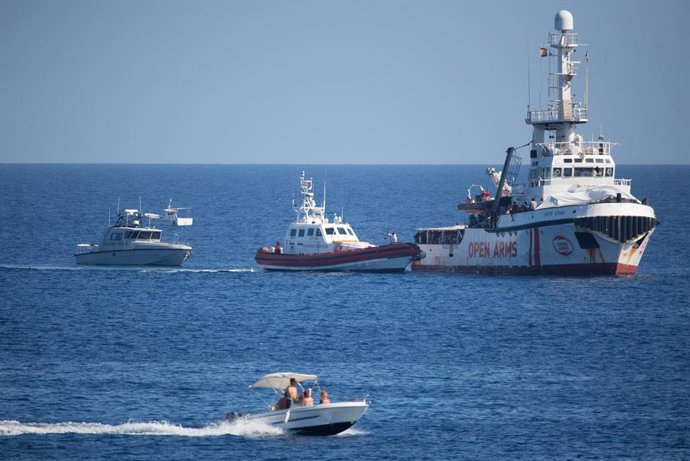 Vaixell de la ONG Proactiva Open Arms prop de les costes de Lampedusa.