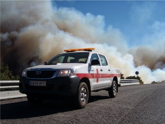 Un coche de Cruz Roja Española del operativo desplegado en el incendio de Gran Canaria
