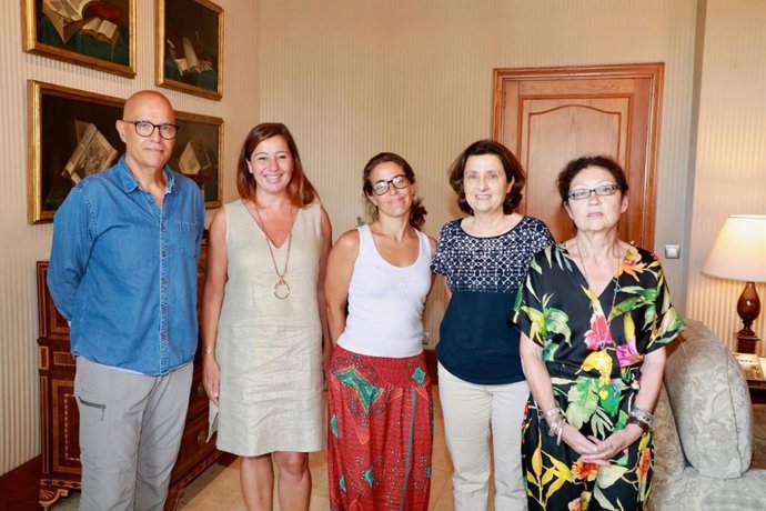 La presidenta del Govern, Francina Armengol, y la consellera de Asuntos Sociales y Deportes, Fina Santiago, reciben a la plataforma 'Les Balears Acollim'.