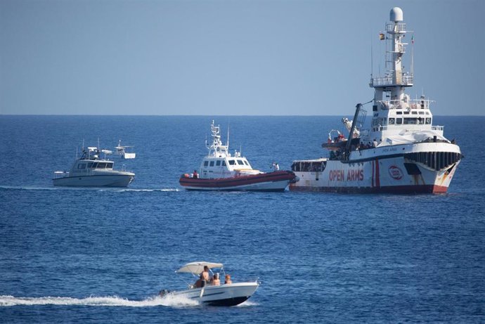 HANDOUT - 17 August 2019, Italy, Lampedusa: Ship of the Guardia di Financza and the Italian coast guard, dock near rescue ship "Open Arms" of the aid organization Proactiva Open Arms. Shortly before a potentially dangerous escalation on board the Spanis