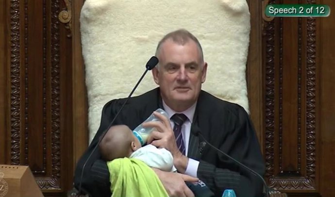 Nueva Zelanda.- El presidente del Parlamento neozelandés cuida al hijo de un dip
