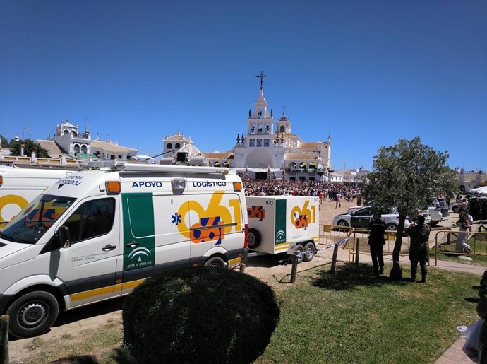 Equipos del 061, en El Rocío.