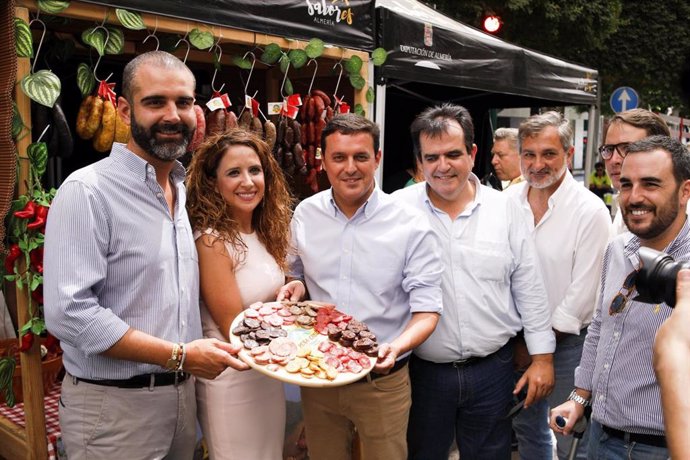 García y Fernández-Pacheco muestran productos de Sabores de Almería