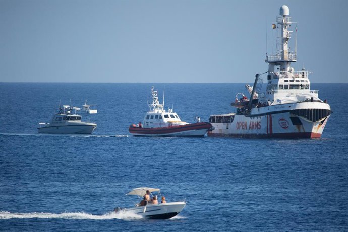 HANDOUT - 17 August 2019, Italy, Lampedusa: Ship of the Gurdia vaig donar Financza and the Italian coast guard, dock near rescue ship "Open Arms" of the aid organization Proactiva Open Arms. Shortly before a potentially dangerous escalation on board th