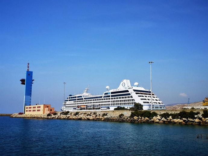 El crucero Sirena, en el puerto de Almería.