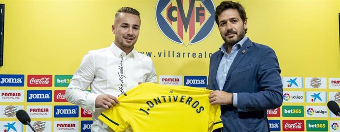 El nuevo jugador del Villarreal CF Javi Ontiveros, en su presentación