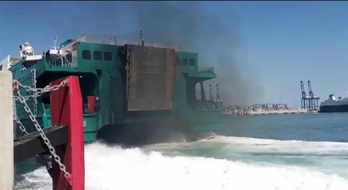 Ferry echando humo en la Bahía de Algeciras