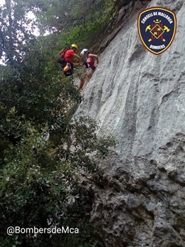 Imagen del rescate de una chica que había quedado atrapada en un acantilado del Gorg Blau, en Mallorca.