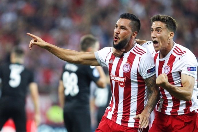 Fútbol/Champions.- (Crónica) El Olympiacos acaricia la fase final y el Estrella 