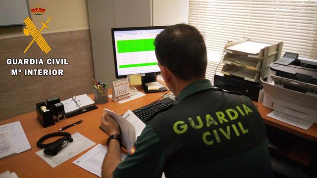 Agente de la Guardia Civil en tarea de investigación por presunta estafa desde Almería