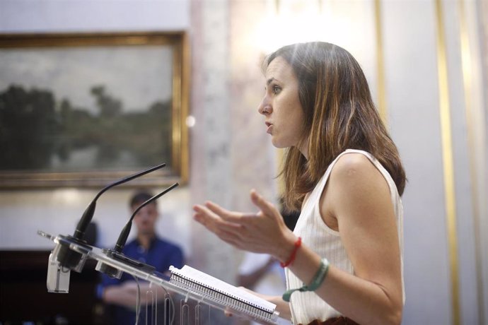 La portavoz adjunta de Unidas Podemos, Ione Belarra, en rueda de prensa tras la segunda votación para la investidura del candidato socialista a la Presidencia del Gobierno, la cual ha resultado fallida.