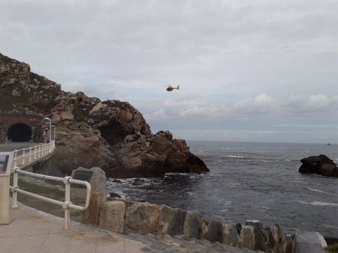 Sucesos.- Se reanuda el rastreo marítimo en Castrillón para localizar a la mujer que cayó al mar
