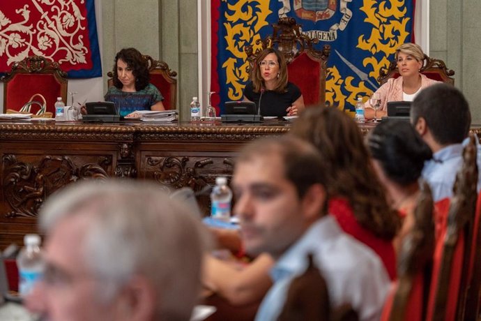 Pleno extraordinario por el estado del Mar Menor del 22 de agosto con la alcaldesa de Cartagena, Ana Belén Castejón al frente, junto a la vicealcaldesa, Noelia Arroyo