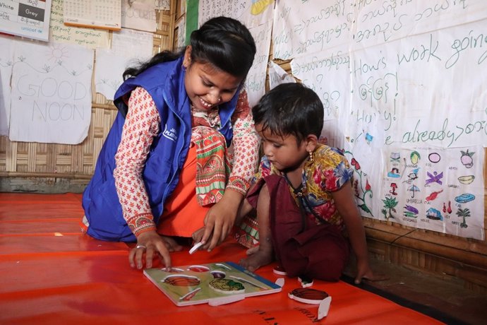 Dos niñas beneficiarias del proyecto '#GirlsGetEqual' en Bangladesh.